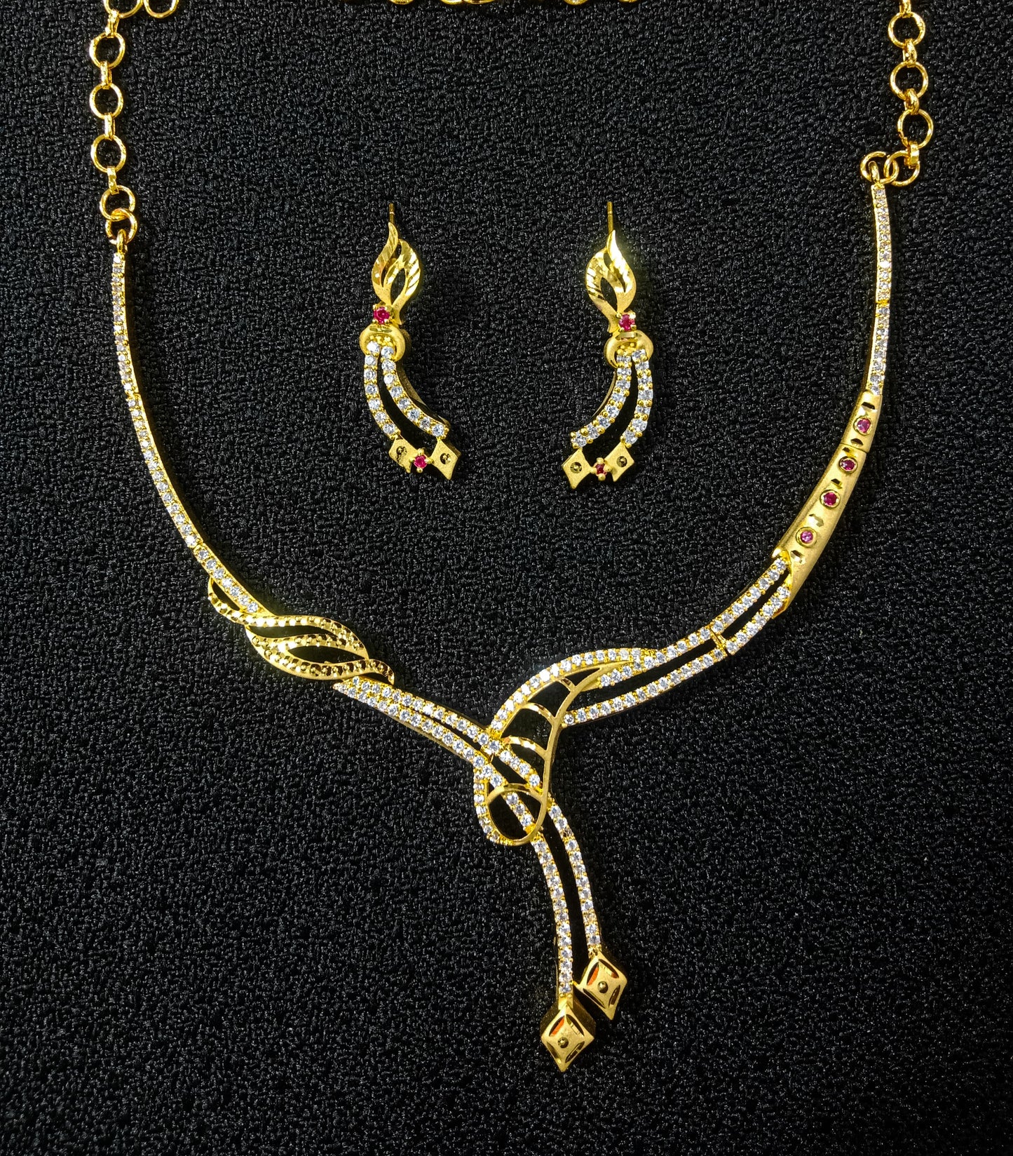 Royal Lattice – Gold-Tone Crystal Symphony Set