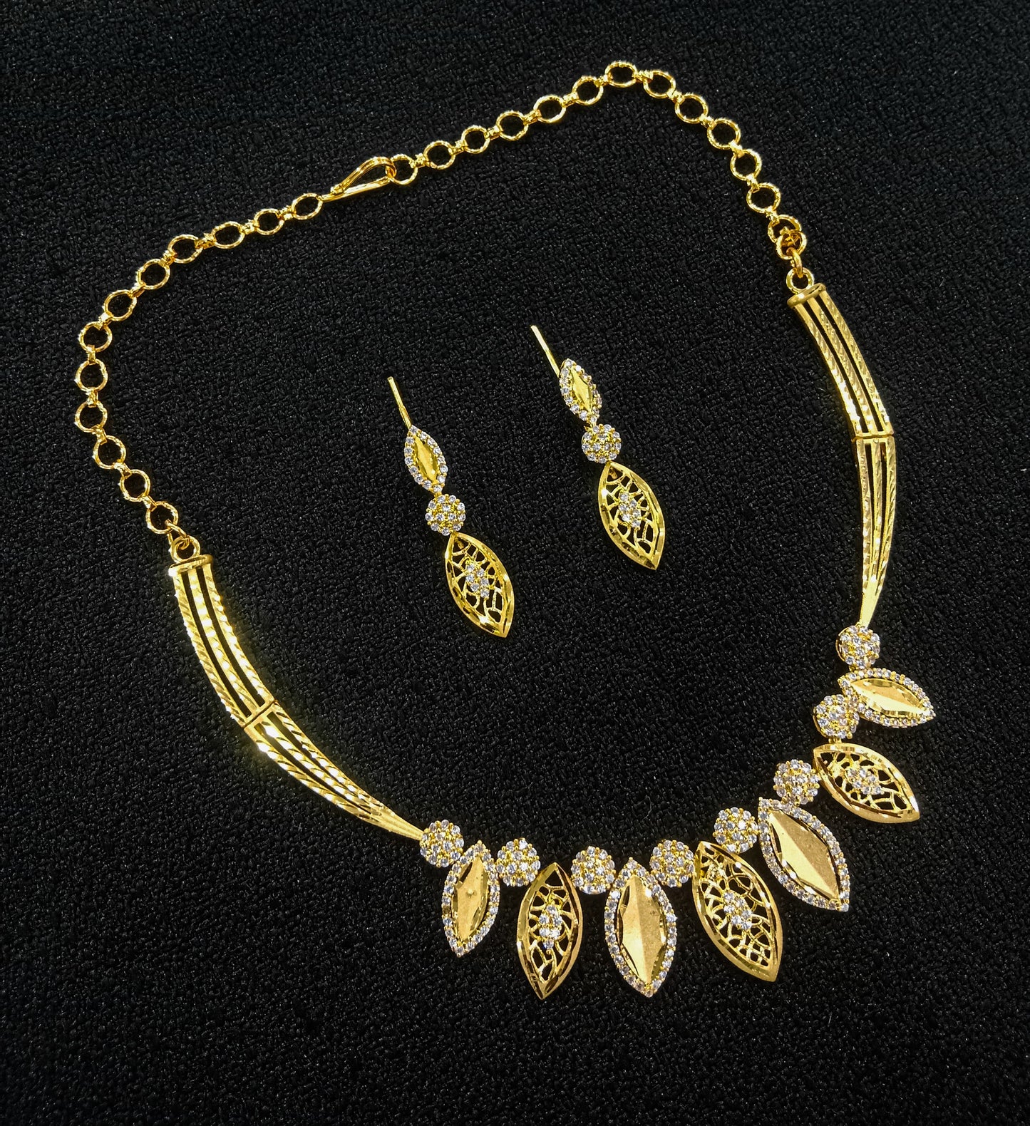 Zarqa Zewar – Leaf Drop One Carat Necklace Set