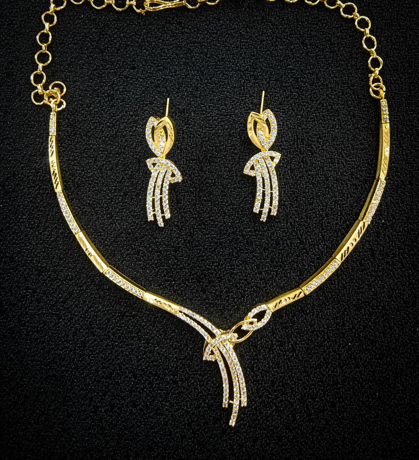Golden Cascade – One Carat Artificial Necklace Set