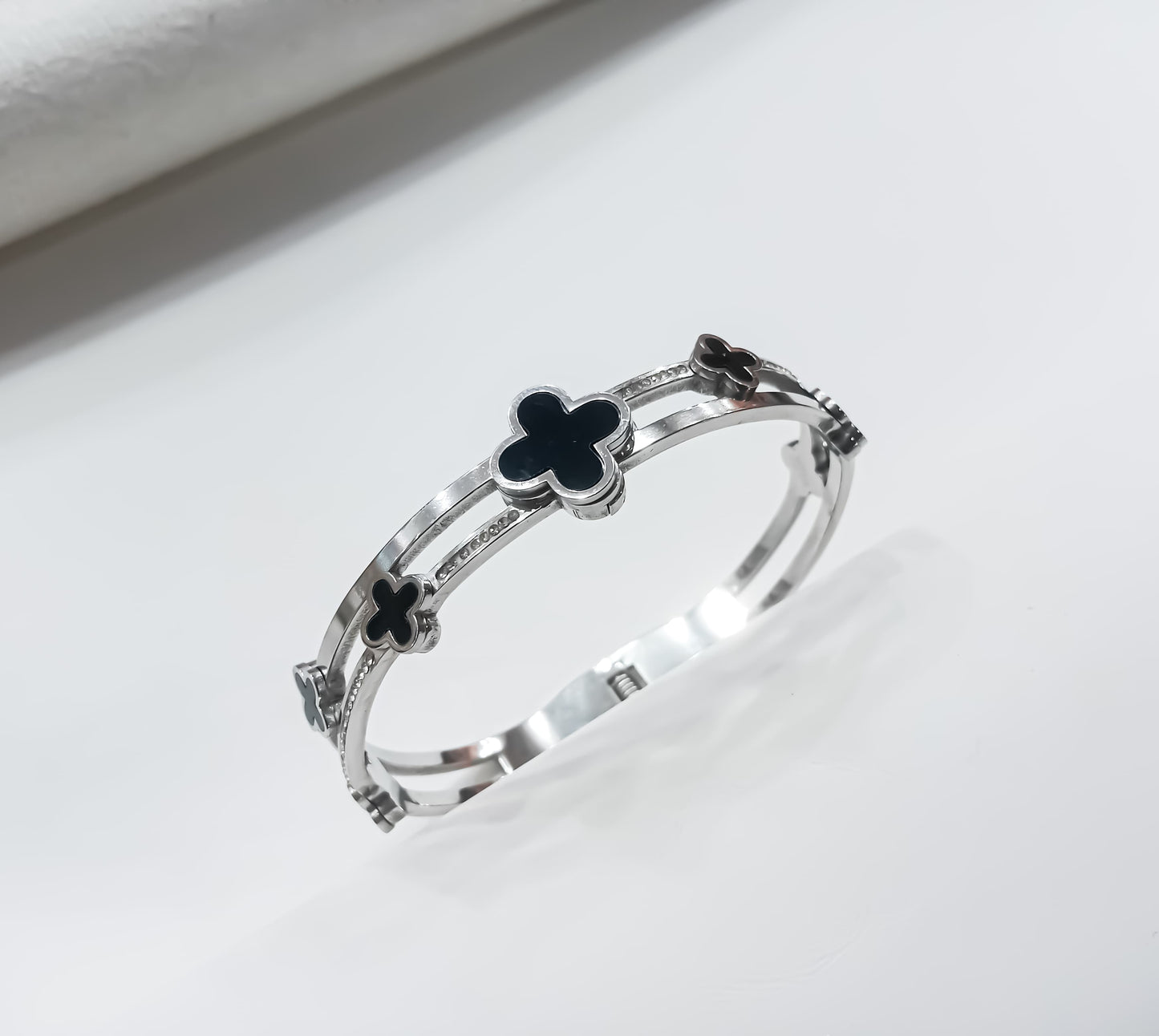 Midnight Bloom – Stainless Steel Clover Bracelet