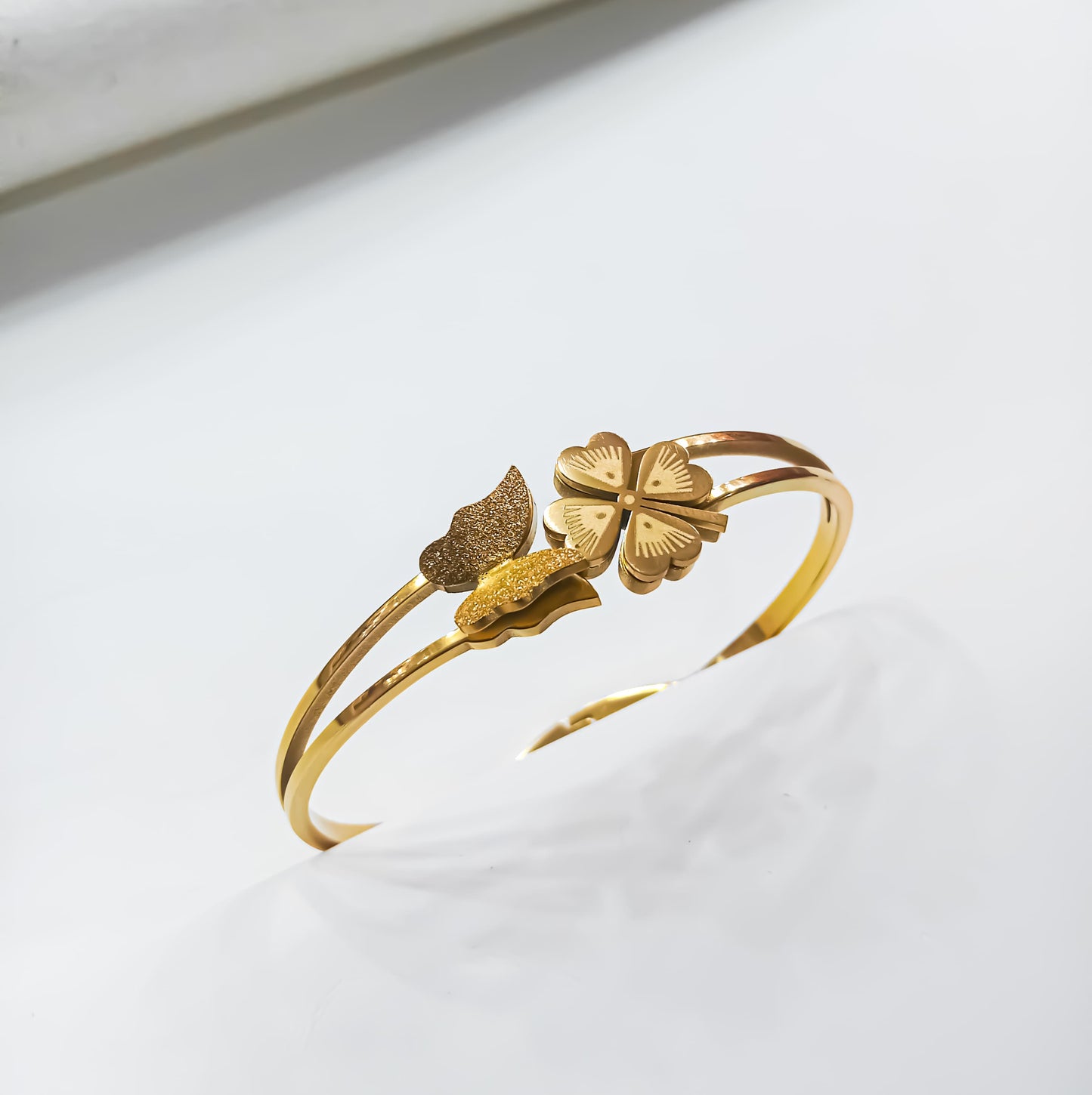 Clover Kiss – Stainless Steel Floral Bracelet