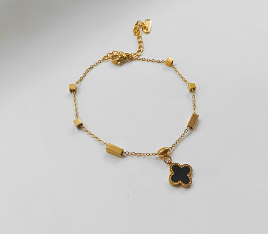 Twilight Luck – Gold Clover Link Bracelet